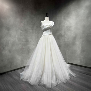 Robe de mariée moderne et élégante en satin à une épaule avec traîne chapelle et jupe en tulle pour soirée de mariage ou bal de promo - Product Image 6