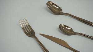 Conjunto de Louças Sustentáveis em Metal Polido com Design Artesanal em Aço Inoxidável Estilo Rosa Dourado para Ocasiões de Casamento - Product Image 4