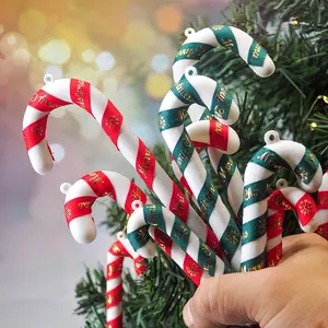 थोक क्रिसमस सजावट उत्तम बैसाखी प्लास्टिक लाल हरी कैंडी बेंत धनुष के साथ क्रिसमस ट्री हैंगिंग आभूषण