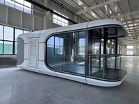 Maison capsule moderne entièrement meublée au design contemporain, structure en acier léger, respirante et insonorisée pour le sommeil