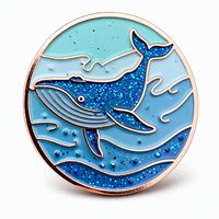 Vente en gros de breloques en émail personnalisées en forme de baleine de dessin animé, plaquées argent, avec paillettes, pour animaux marins, cadeau souvenir, couleur et forme personnalisables
