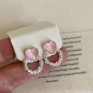 Boucles d'oreilles en cristal rose doux pour femmes avec un sens haut de gamme, luxe léger, tendance et toutes occasions - Product Image 6