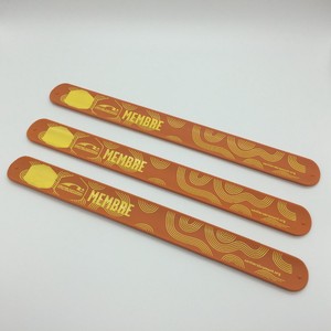 Khuyến Mãi Biểu Tượng Tùy Chỉnh Đầy Màu Sắc Tát Vòng Đeo Tay Giá Rẻ Silicone Tát Ban Nhạc Cao Su PVC Snap Ban Nhạc Với <span class=keywords><strong>Logo</strong></span> Riêng Của Bạn - Product Image 1