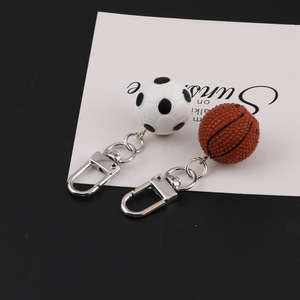 Llavero de balón de fútbol simulado de resina plástica, accesorio de moda DIY para bolso, colgante de llavero de fútbol y baloncesto, material de joyería - Product Image 1
