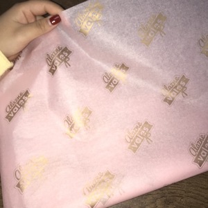 Giấy Gói Quà Giấy Màu Hồng In Logo Màu Vàng Bóng Nhà Sản Xuất Trung Quốc Giá Rẻ - Product Image 5