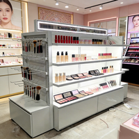 Comptoir de présentation de maquillage LED en acier inoxydable personnalisable XINYI, design robuste et écologique pour la présentation en magasin de cosmétiques