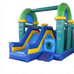 Château gonflable classique avec toboggan et tunnel en PVC pour locations de fêtes et événements - Product Image 1