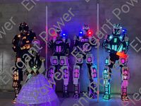 2023 vente chaude boîte de nuit en plastique échasses marcheur Robot lumière LED Costume accessoires de salle de bal
