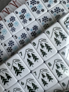Set di Tessere Mahjong Americane Let IT Snow, 160 Pezzi, Design Moderno in Acrilico di Lusso, Tema Sci, 5 Strati, Portatile, Ecologico, Durevole - Product Image 4
