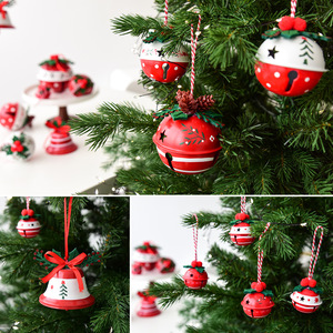 Pendentifs cloches de Noël en fer forgé de style américain, avec pommes de pin, baies rouges et feuilles vertes, pour une ambiance festive sonore - Product Image 3