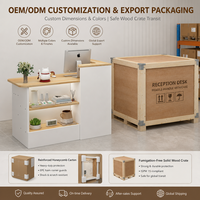 Bureau d'accueil blanc avec rangement ouvert, comptoir bicolore et armoire latérale pour l'aménagement intérieur des entreprises