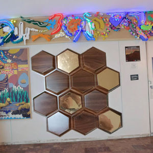 Paneles de Pared de PVC Modernos con Diseño de Ranuras 3D, Ignífugos e Insonorizantes, para Decoración de Interiores de Hospitales, Comercios y Talleres - Product Image 3