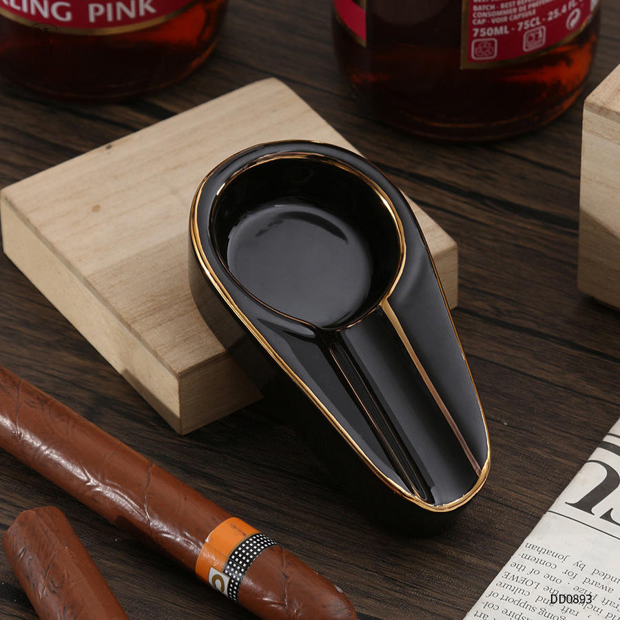 Noir avec bordure dorée