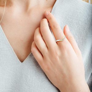 Bague empilable personnalisée en or jaune 10K bicolore, motif chevron en V micro-pavé de diamants, délicate, avec flèche incurvée, pour mariage ou promesse - Product Image 4