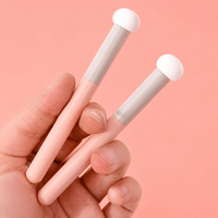 Kuas Concealer Spons Kepala Jamur Lembut Ujung Bulat Alat Rias untuk Menutupi Lingkaran Hitam dan Lubang Air Mata Aplikasi Kecantikan Wajah