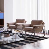 Fauteuil d'appoint design NKOL de style Bauhaus moderne du milieu du siècle, avec coussin carré inclinable en cuir et pieds en métal pour salon