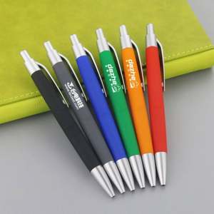 Stylo bille sportif personnalisé avec revêtement en caoutchouc, encre multicolore, recharge standard, pour promotion hôtelière, cadeau publicitaire sur mesure - Product Image 1