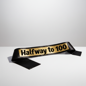 Fascia in raso <span class=keywords><strong>nero</strong></span> e oro con glitter 'Halfway to 100' - Fascia per il 50° compleanno per lui o per lei - Decorazioni per feste - Product Image 6