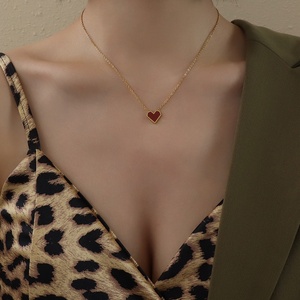 Collar de Corazón Rojo Acrílico Romántico, Collares con Colgante de Corazón de Acero Inoxidable Dorado para Mujer - Product Image 3