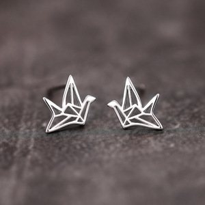 Orecchini a perno minimalisti a forma di gru origami da donna, gioielli lisci ed eleganti per l'orecchio - Product Image 1