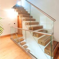 Escalier flottant préfabriqué moderne en bois massif et marches en verre, garde-corps en verre, design d'escalier intérieur pour villa et appartement
