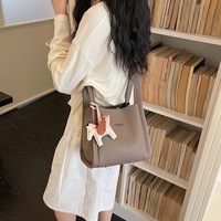 Sac à main de luxe pour femme en PU grain litchi, sac seau, sac bandoulière simple avec fermeture magnétique, léger, style urbain et épuré