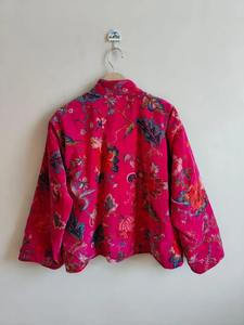 เสื้อแจ็คเก็ตบอมเบอร์กำมะหยี่ผ้าฝ้าย 100% ลายดอกไม้สีชมพู ปักลาย  แบบสองด้าน  รักษ์โลก  ระบายอากาศได้ดี  ทรงสั้น  แฟชั่นฤดูหนาว - Product Image 5