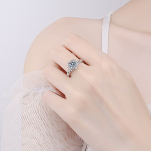 Phụ Kiện Thời Trang Cho Phụ Nữ VVS PT950 Bạch Kim 1 Carat Moissanite Emerald Cắt 925 Sterling Silver Engagement <span class=keywords><strong>Ring</strong></span> Trang Sức - Product Image 2