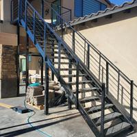 Escaliers droits en acier pour l'extérieur conformes aux codes de construction américains pour les développeurs