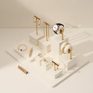 Nuovo Set di espositori per gioielli in stile per <span class=keywords><strong>orecchini</strong></span> con bracciale <span class=keywords><strong>espositore</strong></span> per anelli <span class=keywords><strong>espositore</strong></span> per gioielli in metallo in microfibra personalizzato - Product Image 3