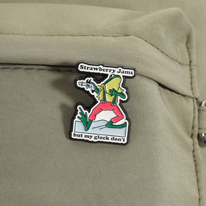 Broches de aleación de dibujos animados de rana hip hop con diseño 'Strawberry Jams but My Frog Dont', insignias de solapa, joyería al por mayor - Product Image 3
