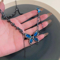 Collier tendance pour femme en alliage de zinc plaqué argent avec pendentif papillon géométrique et perles, chaîne de clavicule, idéal pour un cadeau
