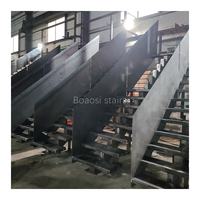 Escalier moderne en acier à monopoutre avec garde-corps en verre, écologique et durable, pour appartement, hall, sous-sol, usage intérieur, personnalisable