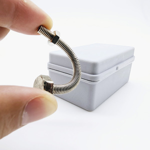 Tornillos curvátiles, tornillos súper potentes, King Magic, accesorios de magia al por mayor, actuaciones de magia de cerca, interacciones festivas. - Product Image 1