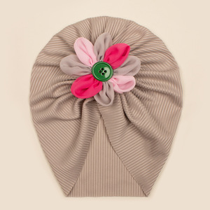 Gorros de bebé Xiximi con botones y flores, ropa de bebé recién nacido, gorros cómodos de <span class=keywords><strong>invierno</strong></span> para bebé, <span class=keywords><strong>gorro</strong></span> tipo pullover. - Product Image 4