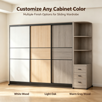 Armoire coulissante sur mesure avec cadre noir, portes à panneaux, étagères latérales, tiroirs, roulettes de couleur claire
