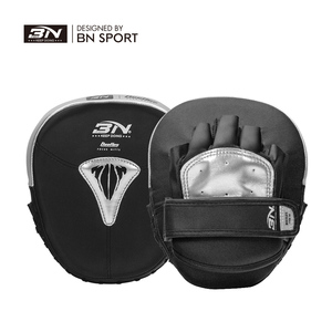 Mitaines de frappe blanches UFC BN Discount pour entraînement de MMA, sparring, punching, Muay Thai, Karaté, Taekwondo - Product Image 2