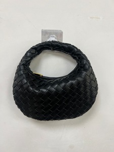 最佳在线购物网站艺术风格，采用新月形金属长链编织纹理包，适合女性2025 - Product Image 5