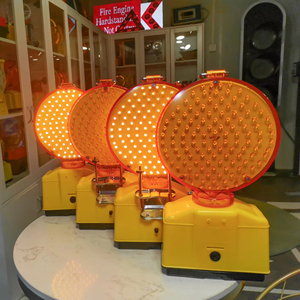 แผงกั้นจราจรกันน้ำ LB-5102 พร้อมไฟเตือน LED สองด้าน รุ่น Baby's Breath สีเหลืองอำพัน แดง น้ำเงิน พร้อมฟังก์ชั่นไฟกระพริบ - Product Image 1