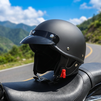Casque de moto vintage demi-coque avec visière amovible, construction robuste, pour adulte, idéal pour la conduite en ville et les balades.