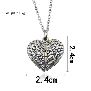 Collar con colgante de corazón abierto, con alas en forma de corazón, doble letra, reloj sobre mi amor - Product Image 5