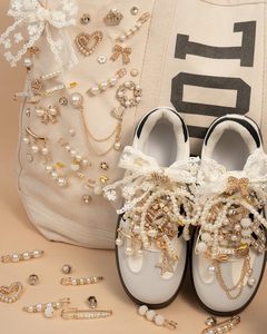 Deinduser Kit de Dijes para Zapatillas y Calcetines, para Mujer, con Dijes Decorativos Brillantes y Dorados para Cordones, con Perla B - Product Image 4