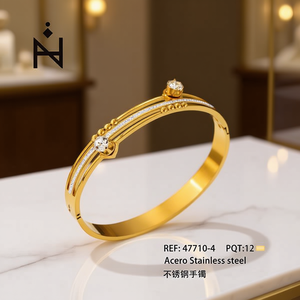 Brazalete Angelina de Acero Inoxidable Chapado en Oro con Detalles de Diamantes, Brazaletes Finos Clásicos para Mujer - Product Image 2