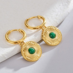Pendientes de Moda al por Mayor 2025, Impermeables, Hipoalergénicos, de Acero Inoxidable con Baño de Oro PVD de 18K y Gema de Esmeralda - Product Image 2