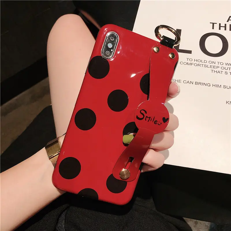 ユニークなデザインの水玉模様の赤い笑顔とリストバンドストラップ電話バックケースiPhone 15 14 promaxカバー