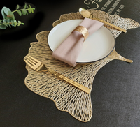 Napperons et dessous-de-plat en PVC de style européen de 38 cm, motif feuille de Ginkgo en vinyle doré, pour table de salle à manger, table basse, cuisine, événements et mariages