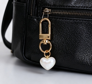Pendentifs porte-clés en acrylique transparent en forme de cœur, avec paillettes mignonnes, pour la création de porte-clés DIY en plastique, pour porte-clés de voiture, décorations de sac à main et breloques - Product Image 6