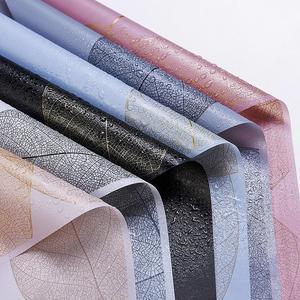 Papier d'emballage pour fleurs en film plastique imperméable de style coréen 60*60cm avec impression de motifs de feuilles - Product Image 2