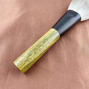 Brocha de Maquillaje Kabuki Grande para Polvo Suelto y Colorete, con Pelo Sintético, Mango de Sándalo y Virola Metálica - Product Image 3