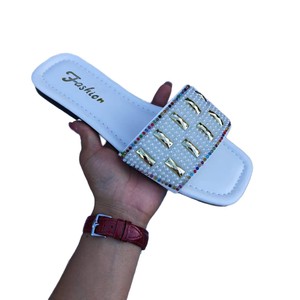 2026 <span class=keywords><strong>Chaussons</strong></span> plats <span class=keywords><strong>en</strong></span> <span class=keywords><strong>cuir</strong></span> PU avec strass, couleurs et tailles variées, pour femmes, sandales de plage, vente <span class=keywords><strong>en</strong></span> gros <span class=keywords><strong>en</strong></span> vrac, prix usine, <span class=keywords><strong>en</strong></span> stock - Product Image 5